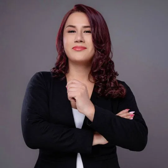 Miss Yera explicando agentes de IA frente a la pizarra