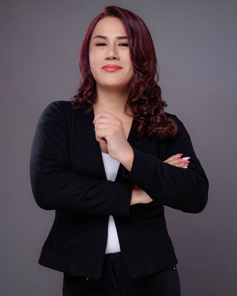 Miss Yera dando una charla sobre inteligencia artificial