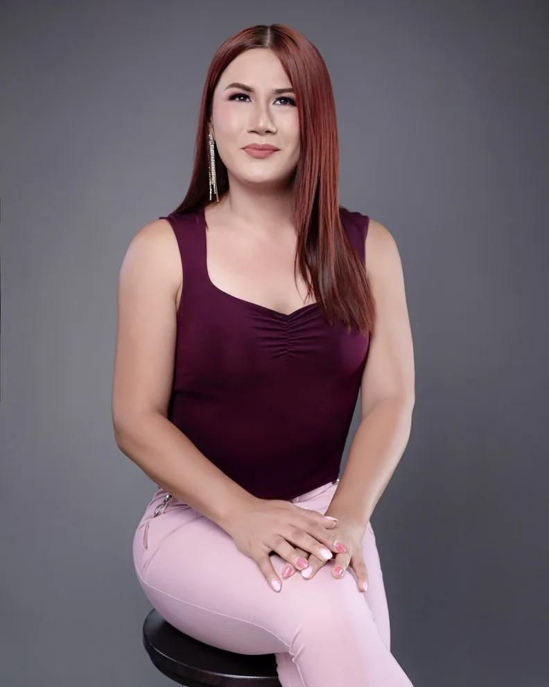 Gera Flores (Miss Yera), retrato editorial cercano
