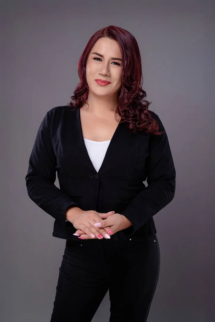 Gera Flores (Miss Yera), retrato corporativo ejecutivo con blazer