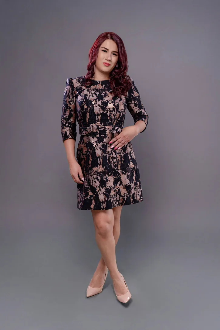 Gera Flores (Miss Yera), retrato editorial de cuerpo entero